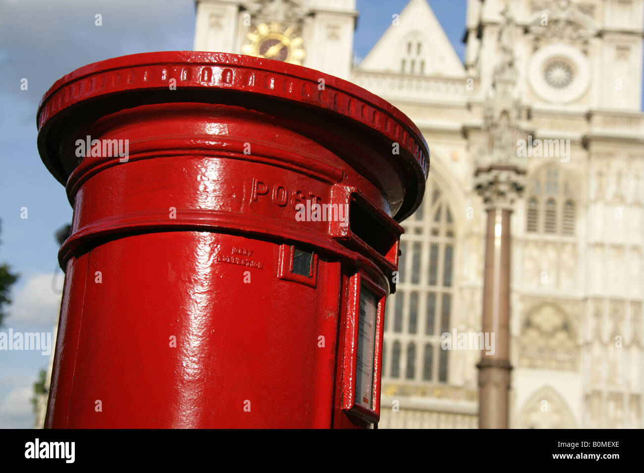 La città di Westminster, Inghilterra. Un rosso casella postale presso Tothill Street con il Westminster Abbey facciata occidentale in background. Foto Stock
