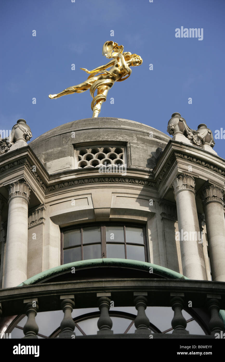 Città di Londra, Inghilterra. L'Arial scultura, lo spirito dell'aria, sulla parte superiore della banca di Inghilterra edificio ad angolo di Tivoli. Foto Stock