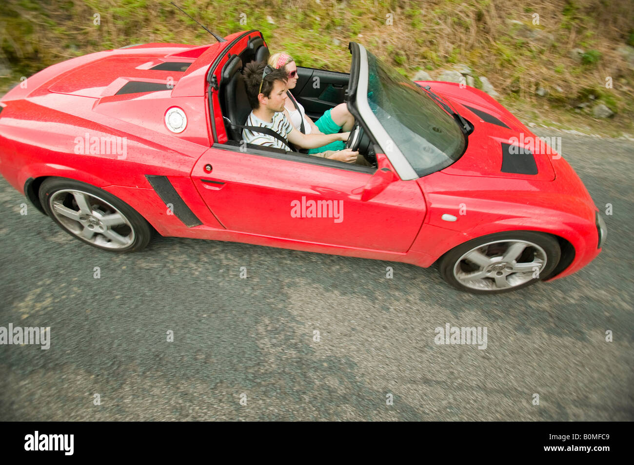Una vettura sportiva wrynose discendente passano nel Lake District Cumbria Regno Unito Foto Stock