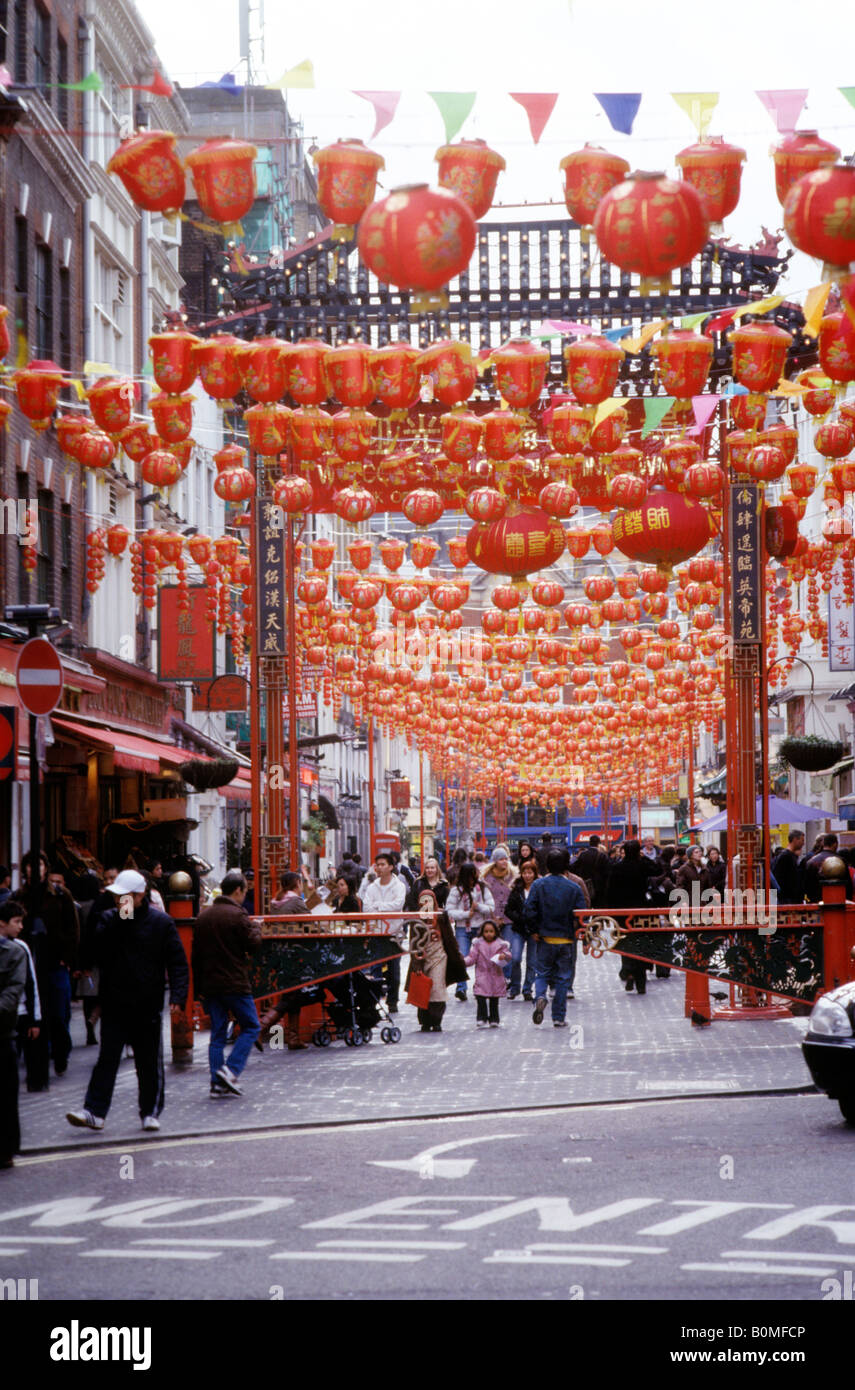 Lanterne rosse in Gerrard Street, Chinatown, Londra per il Capodanno cinese, 2007 Foto Stock