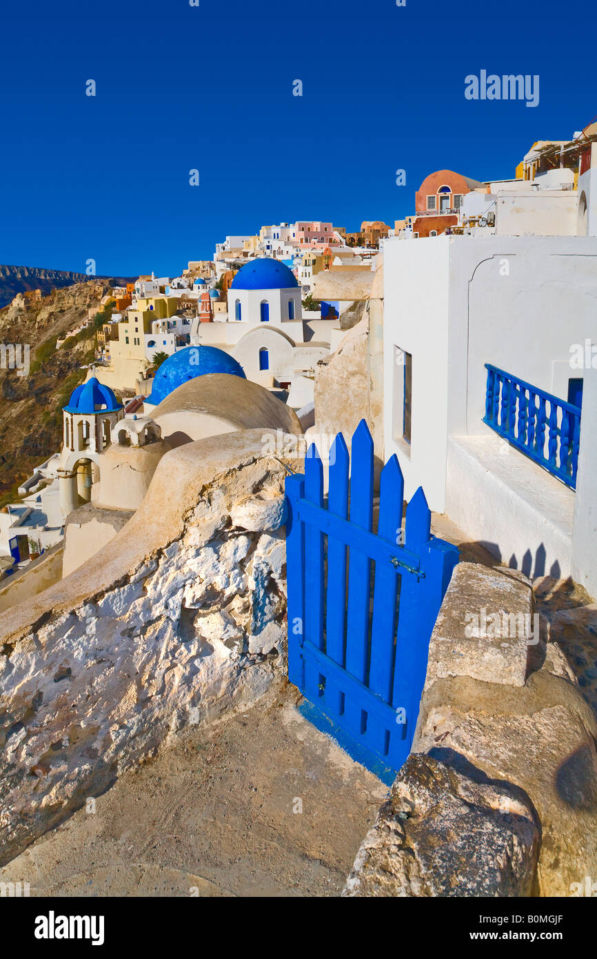 Bright blue gate in Oia, Santorini, Greece Foto Stock