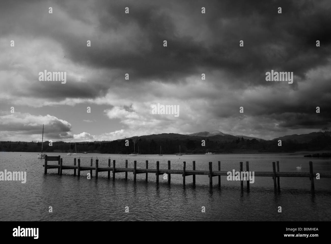 Il Jetty a Ambleside sul Lago di Windermere sorge sotto la minaccia del cielo Foto Stock