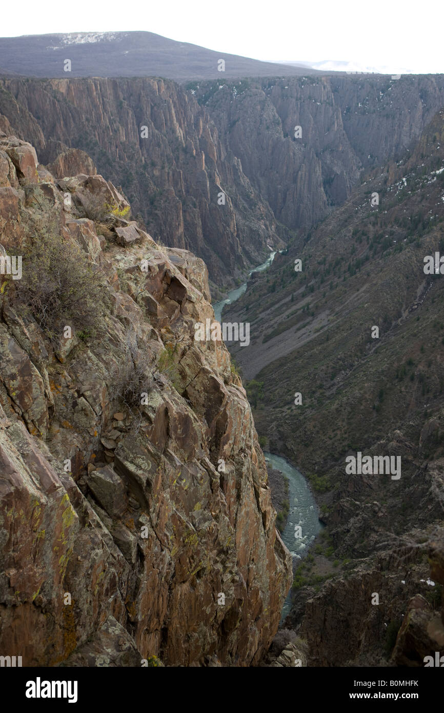 Vista del Black Canyon e il fiume Gunnison dal pulpito Rock si affacciano su South Rim Road sulla parte superiore del bordo meridionale Colorado USA Foto Stock