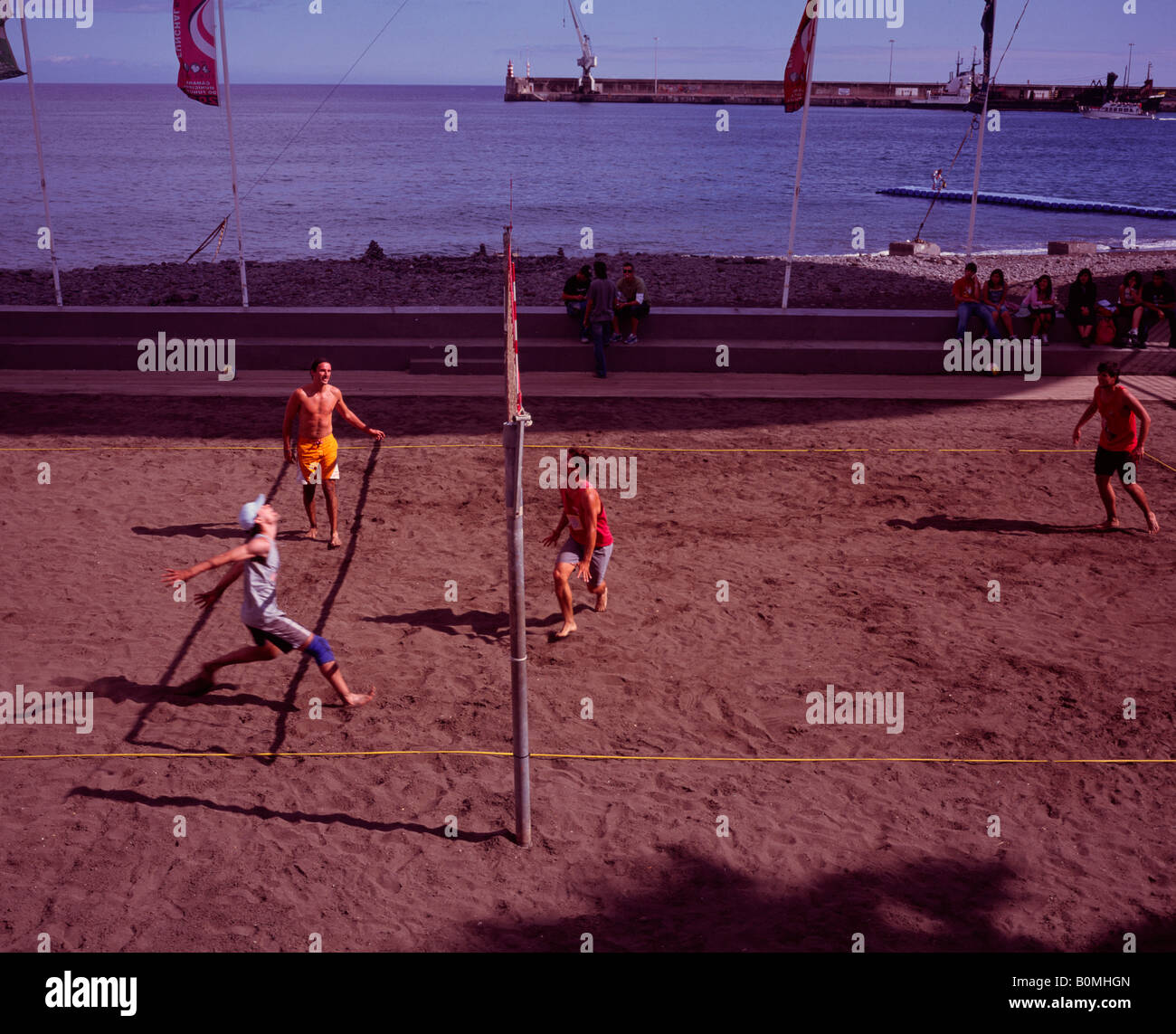 Ragazzi giocando a pallavolo sulla spiaggia in Funchal Madeira Foto Stock