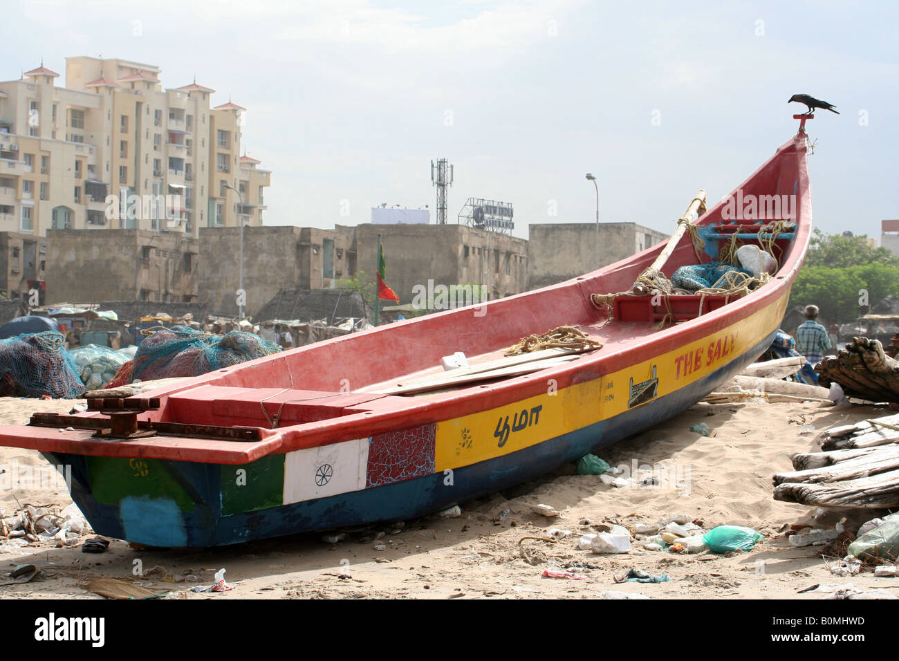 Un colorato in legno barca da pesca ormeggiata su Marina Beach a Chennai, India Foto Stock