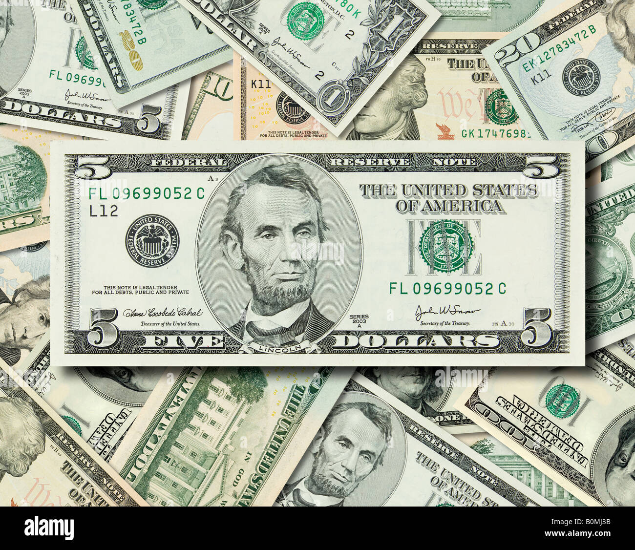 Colpo composito di diverse American Dollar Bills impilati insieme con Lincoln s 5 dollaro nella parte anteriore Foto Stock
