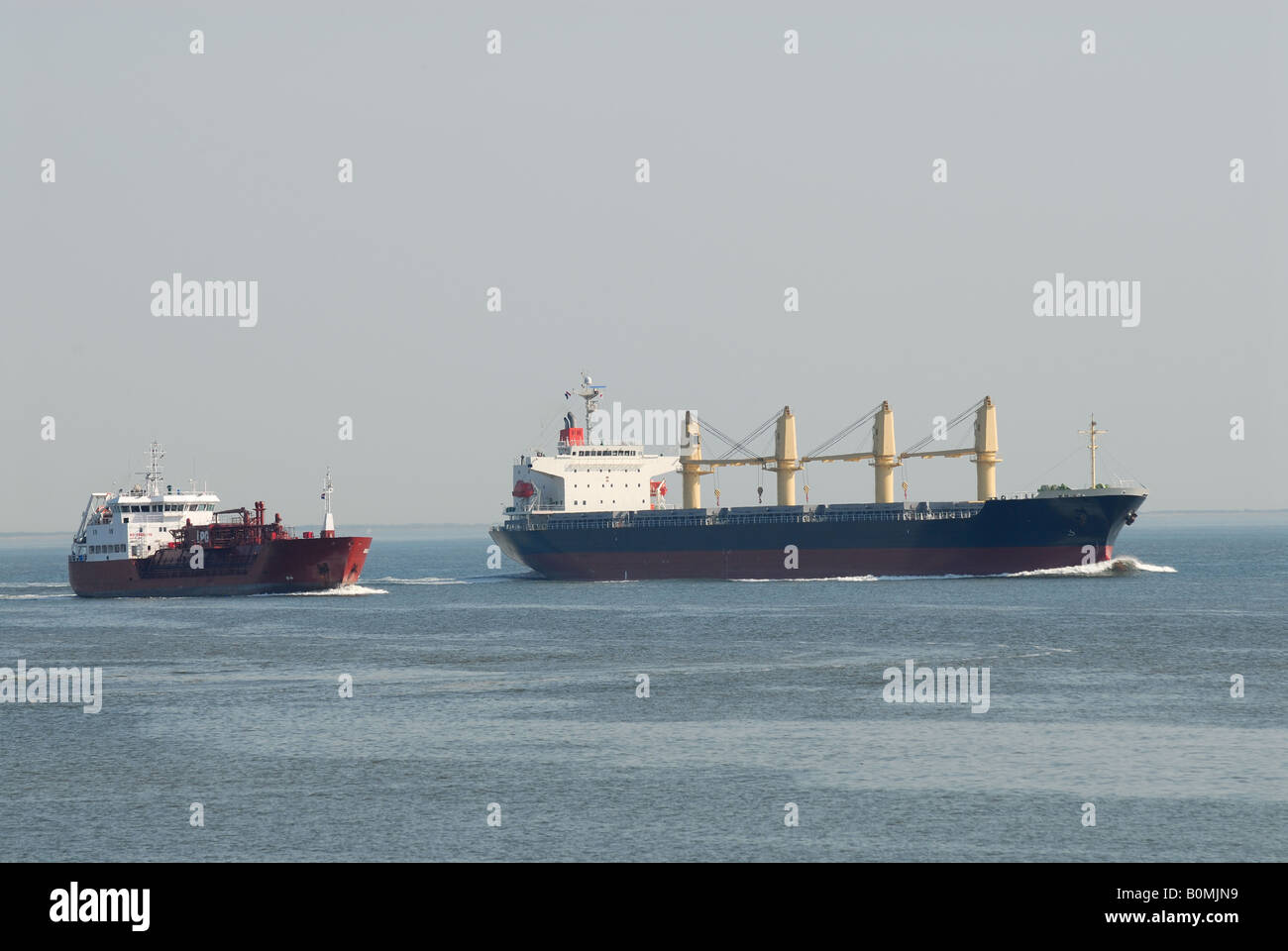 Le navi da carico sulla costa olandese Foto Stock