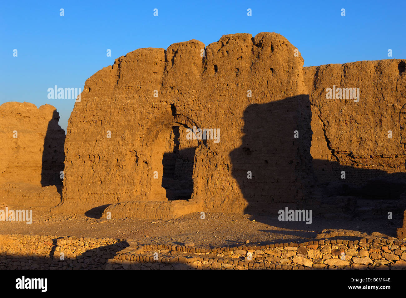 Rovine del tardo impero al tramonto, Egitto, Luxor, Theban, Der el-Bahri Foto Stock