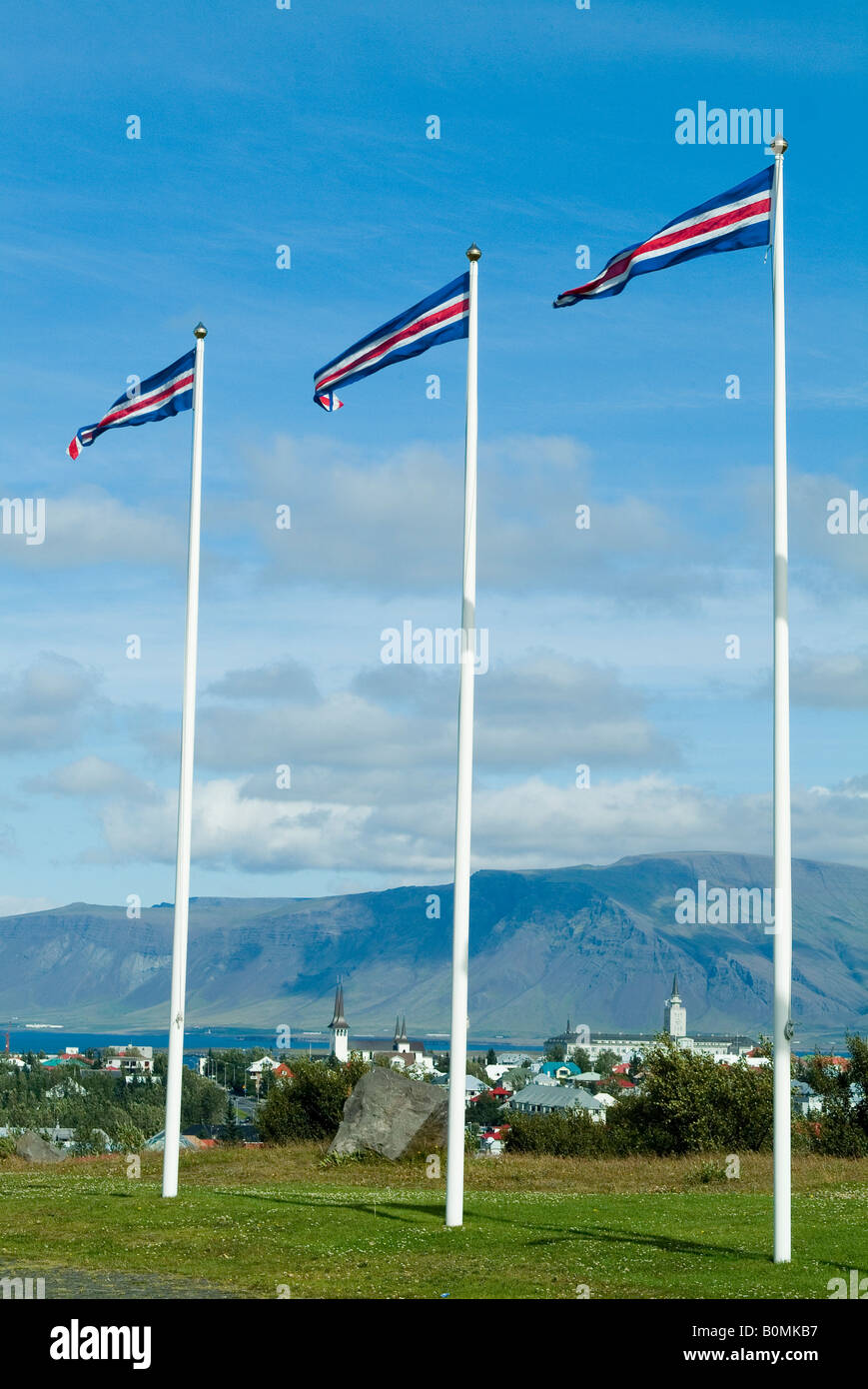Le bandiere sulla sommità della collina Oskjuhlid a Reykjavik, Islanda. Foto Stock