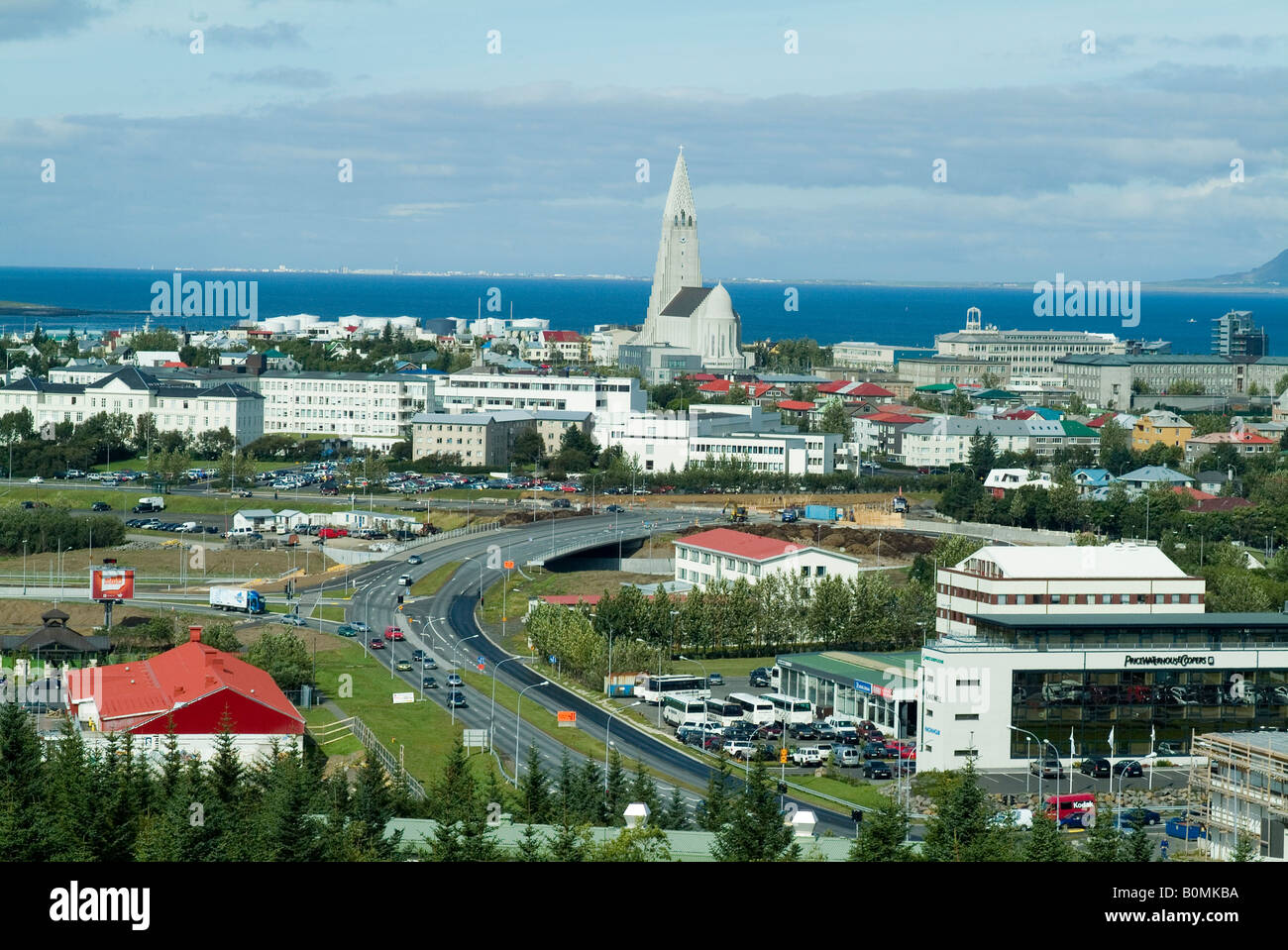 Vista dalla cima della collina Oskjuhlid con Hallgrimskirka nella distanza, Reykjavik, Islanda. Foto Stock