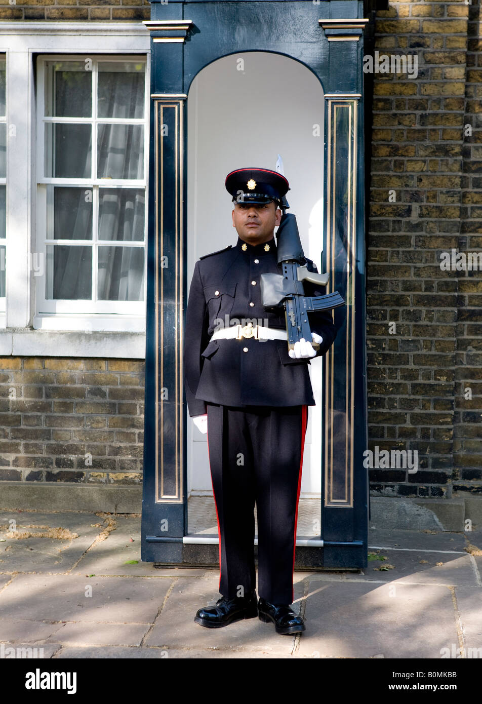 Soldato di permanente attenzione al di fuori di Clarence House London UK Europa Foto Stock