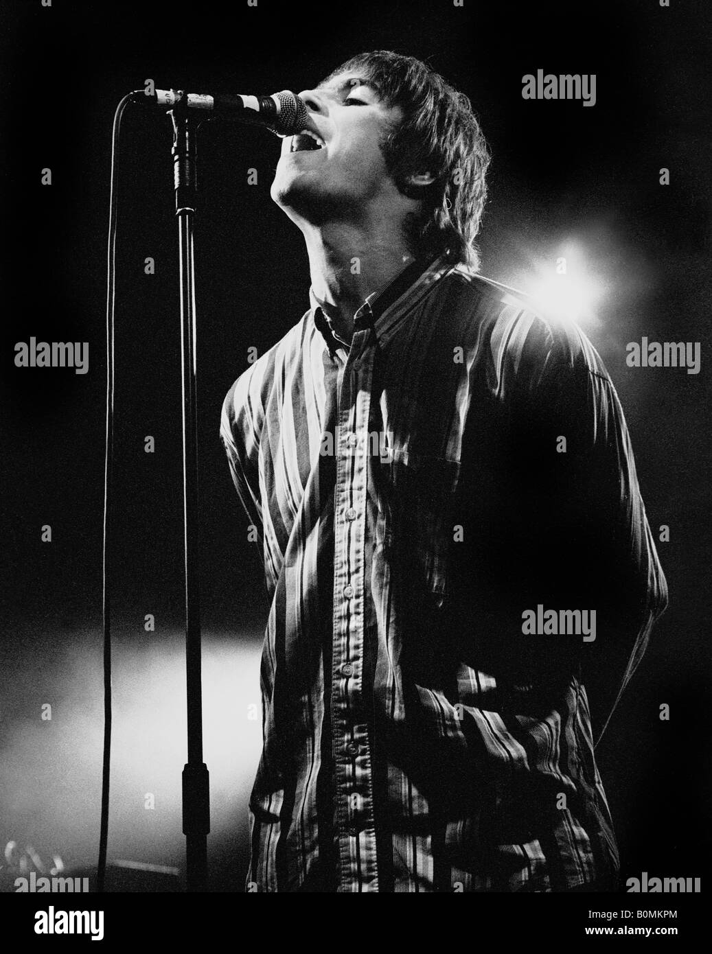 Liam Gallagher degli Oasis, suonare dal vivo presso la Sheffield ottagono centrale, 1 Dicembre 1994 Foto Stock