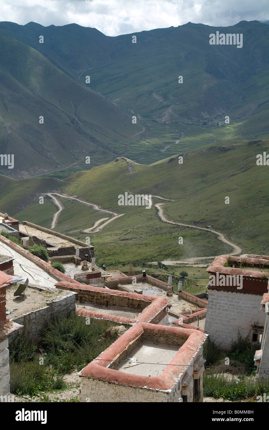 Strada fino a Ganden, il monastero Ghelupa in Tibet, in Cina. Foto Stock