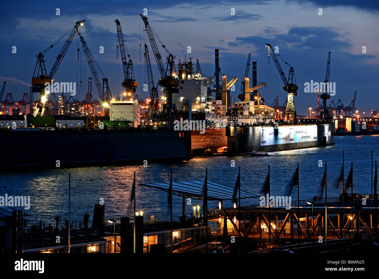 Il nuoto docks del cantiere navale Blohm + Voss presso il fiume Elba ad Amburgo, Germania Foto Stock