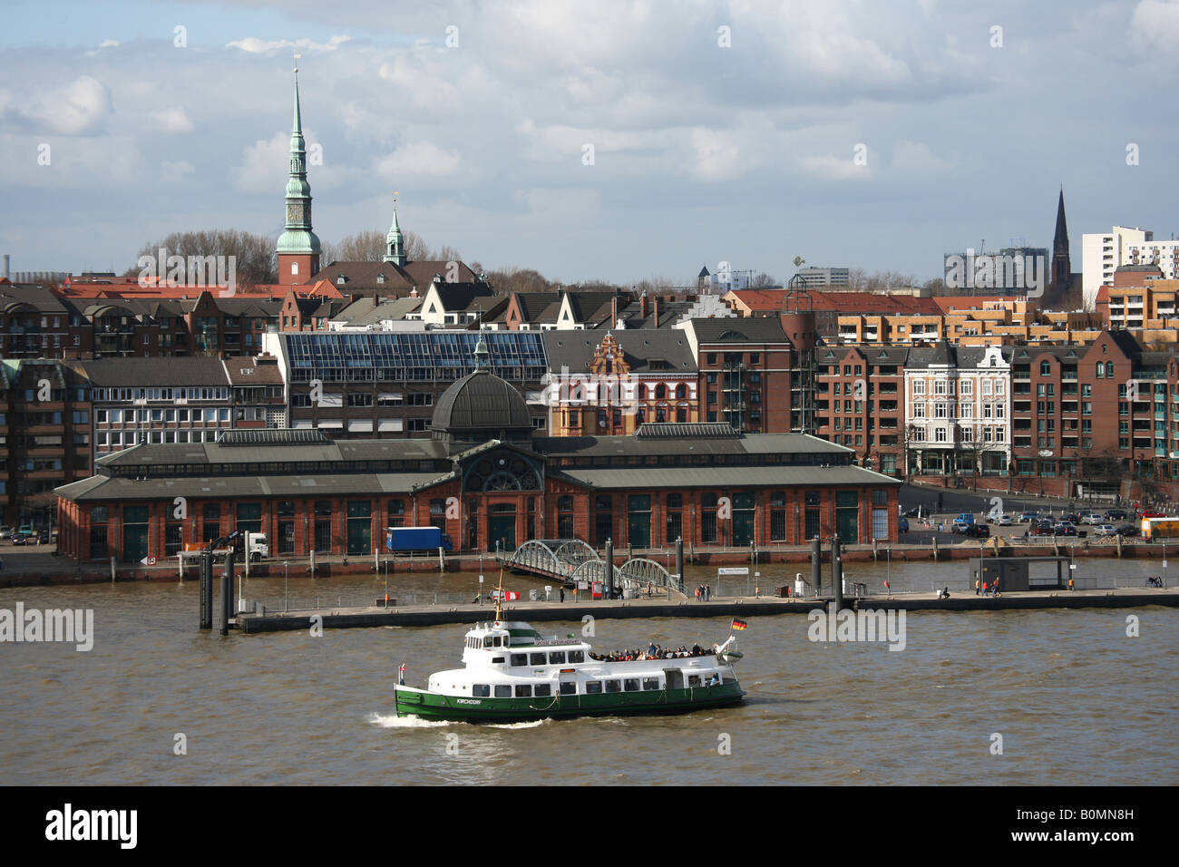 Un dei traghetti del porto di fronte Fischauktionshalle storico (Sala per aste per il pesce) al Fischmarkt ad Amburgo, Germania Foto Stock