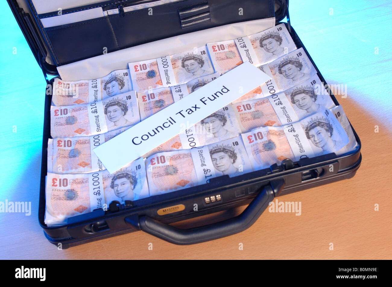 Una valigia piena di soldi con la parola consiglio fondo imposte attraverso di esso Foto Stock