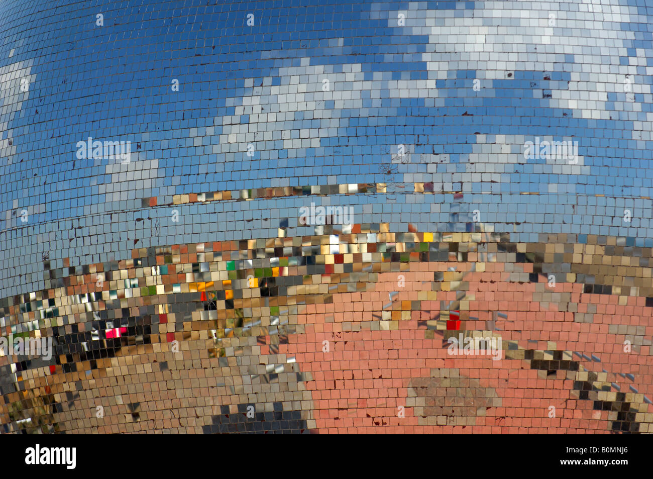 La sfera a specchio sulla nuova passeggiata a South Shore Blackpool Foto Stock