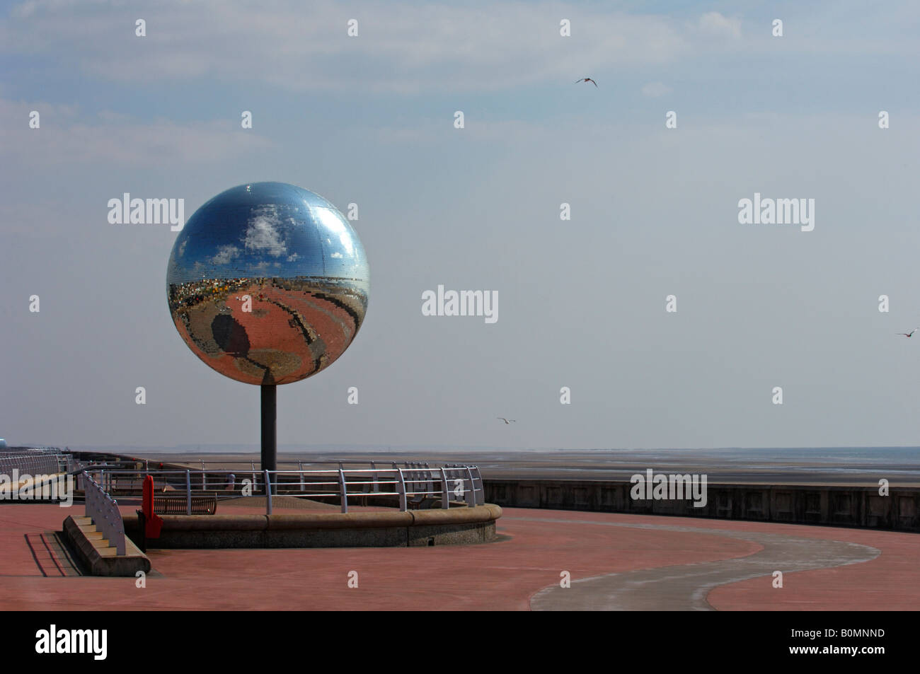 La sfera a specchio sulla nuova passeggiata a South Shore Blackpool Foto Stock