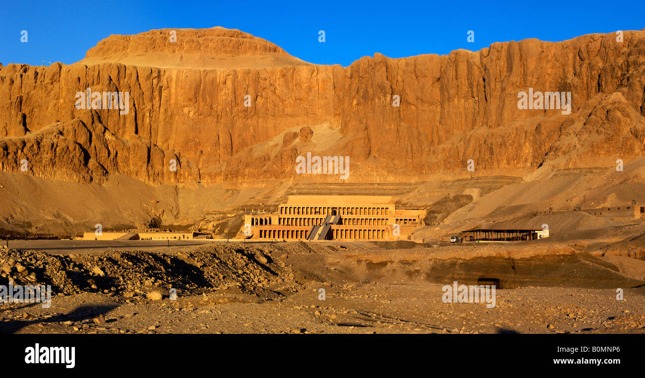 Tempio di Hatshepsut a sunrise, Egitto, Luxor, Theban, Der el-Bahri Foto Stock