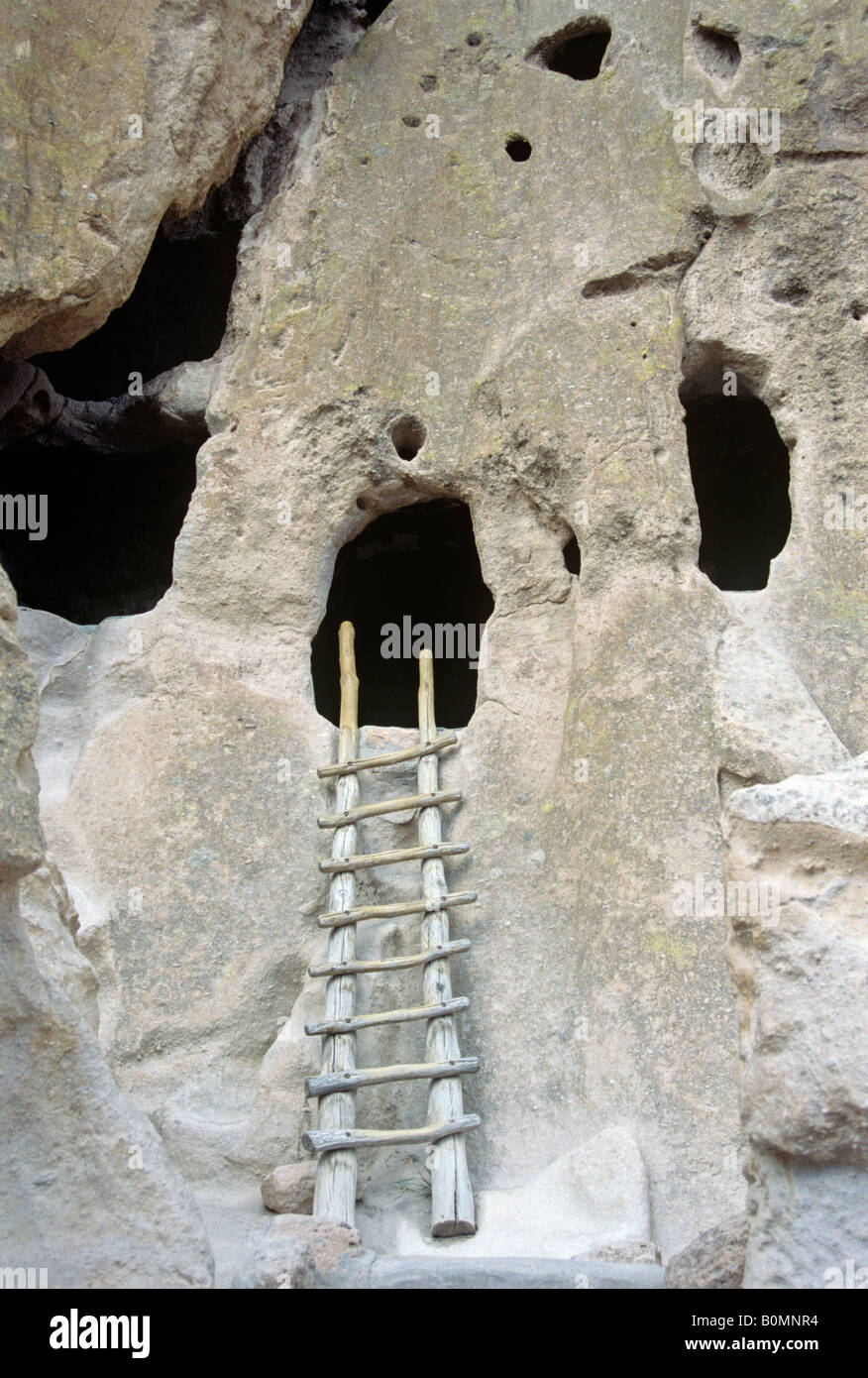 Ruinsite di bandelier cliff dwellings della tribu Anasazi frijoles canyon Stato del Nuovo Messico usa Foto Stock