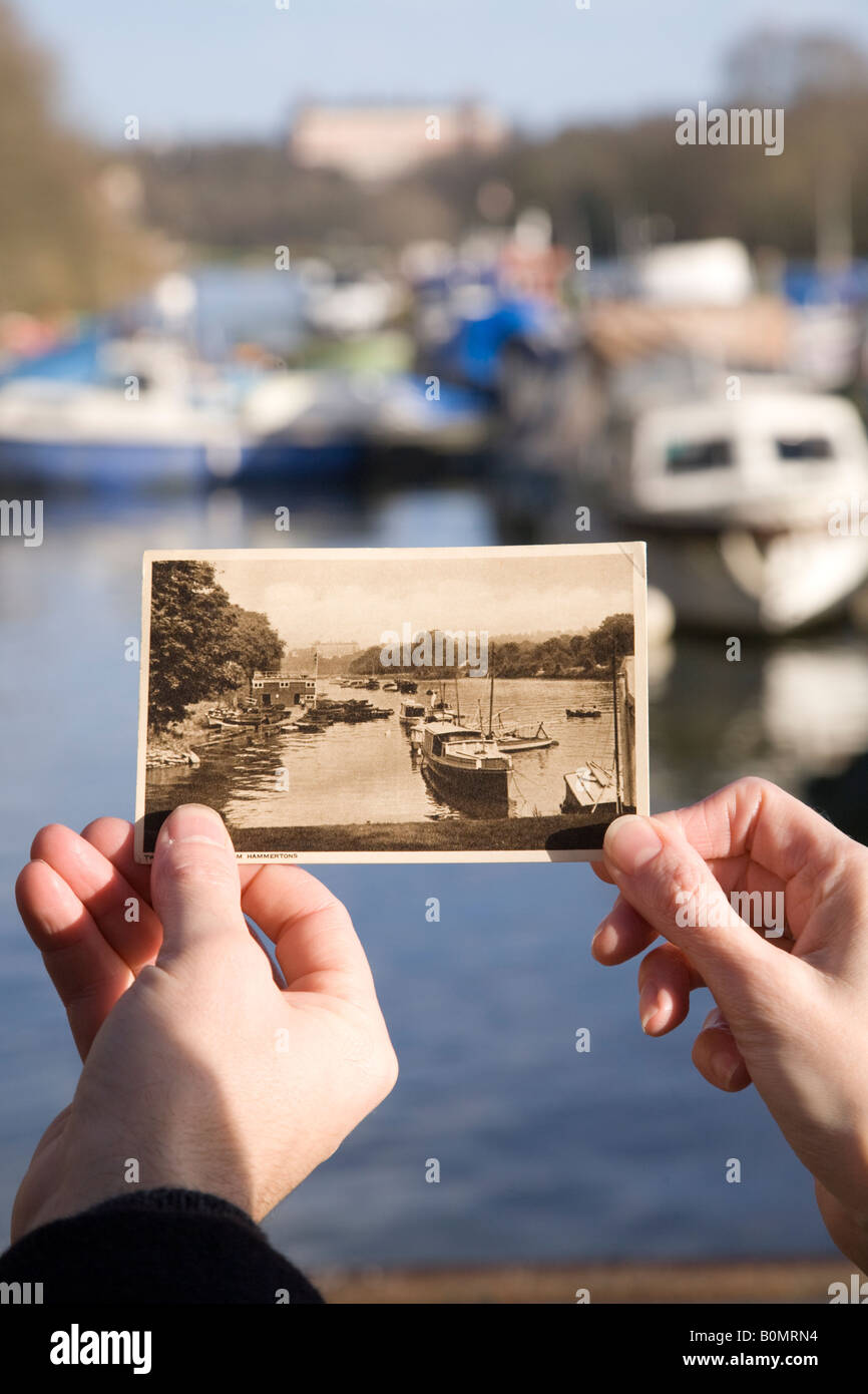 Vecchia cartolina del Tamigi e la vista di Richmond upon Thames, rispetto al punto di vista moderno. Twickenham, Middlesex. Regno Unito Foto Stock