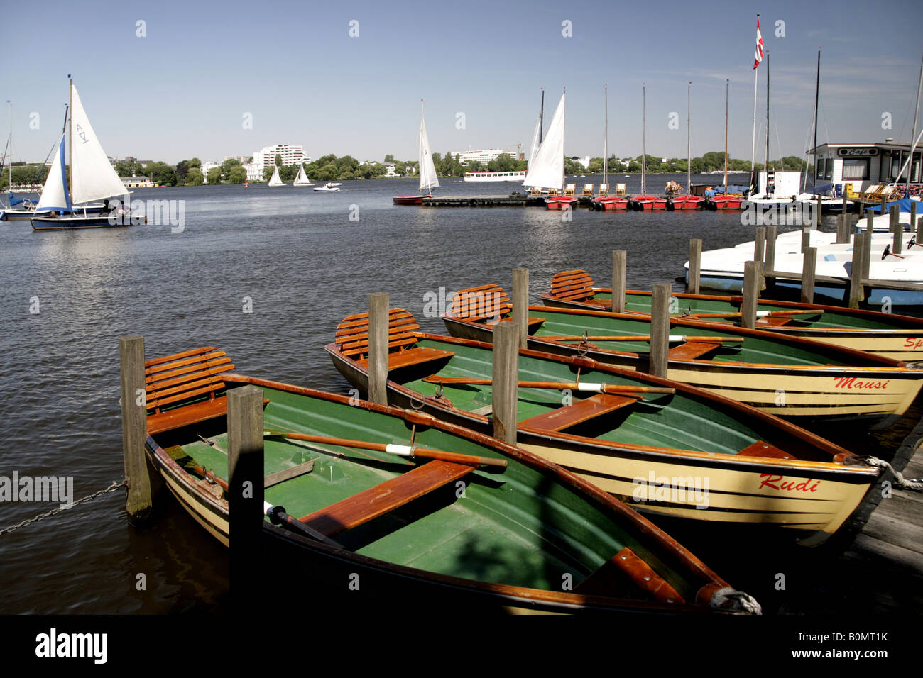 Noleggio di barche all'Außenalster, il lago nel centro di Amburgo, Germania Foto Stock