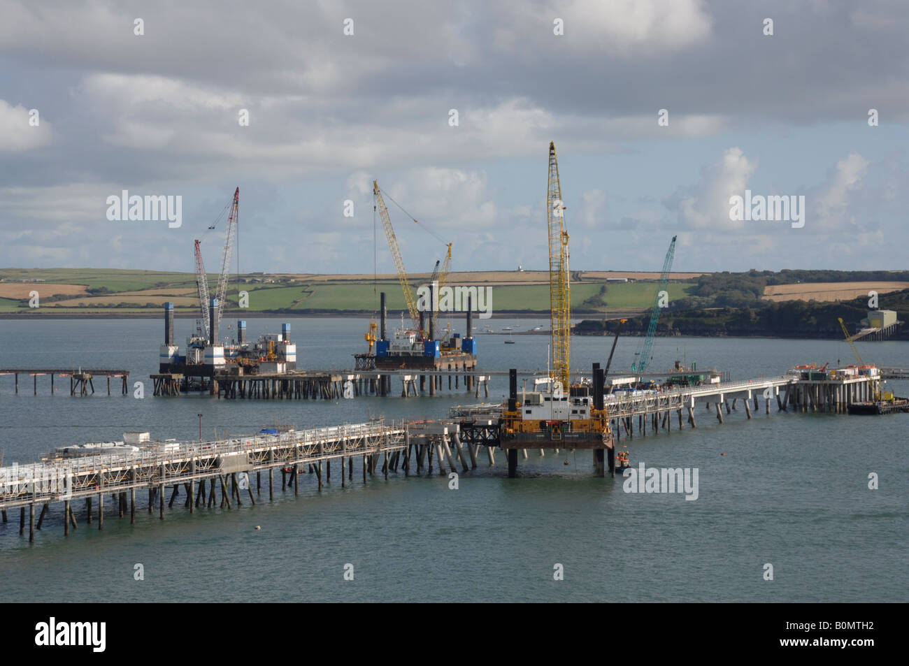 La costruzione del molo sud LNG gancio Milford Haven Pembrokeshire Wales UK Gran Bretagna Foto Stock