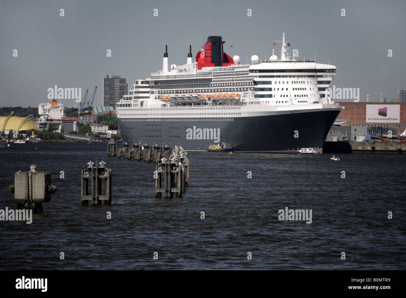 Lussuosa nave da crociera Queen Mary II sul fiume Elba nel porto di Amburgo, Germania Foto Stock
