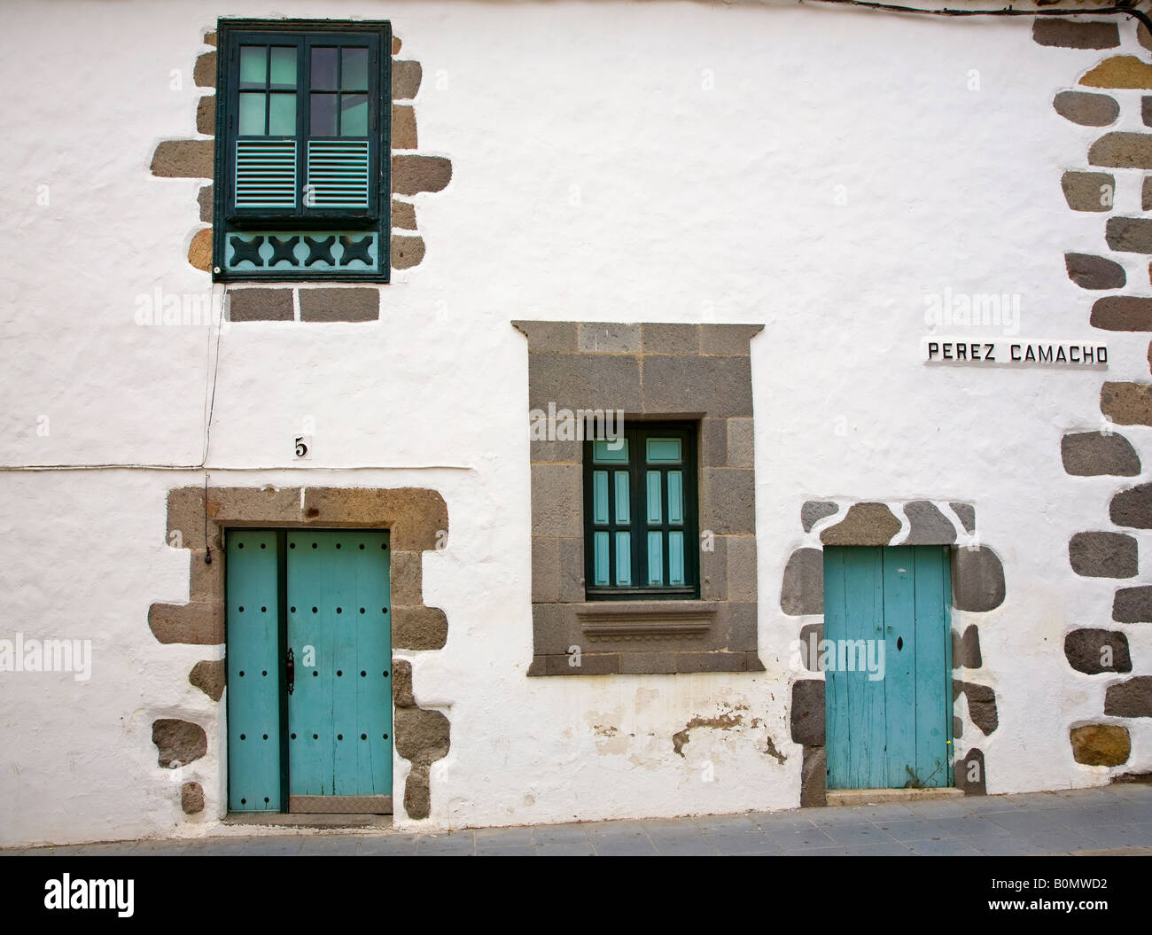 Vecchi portali e finestre in una casa tradizionale con il nome della strada Telde Gran Canaria Foto Stock