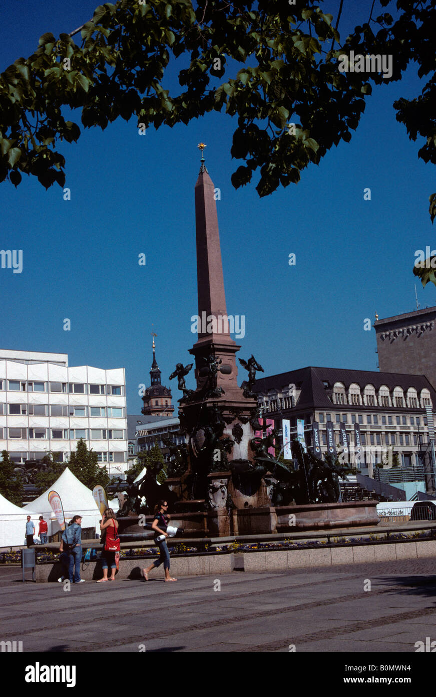 Fontana nella piazza antistante la Gewandhaus. Leipzig, Germania Foto Stock