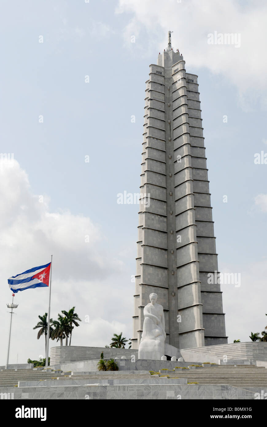 Il memoriale per Jose Marti e una bandiera cubana presso la Plaza de la Rivoluzione cubana Havana Aprile 2007 Foto Stock