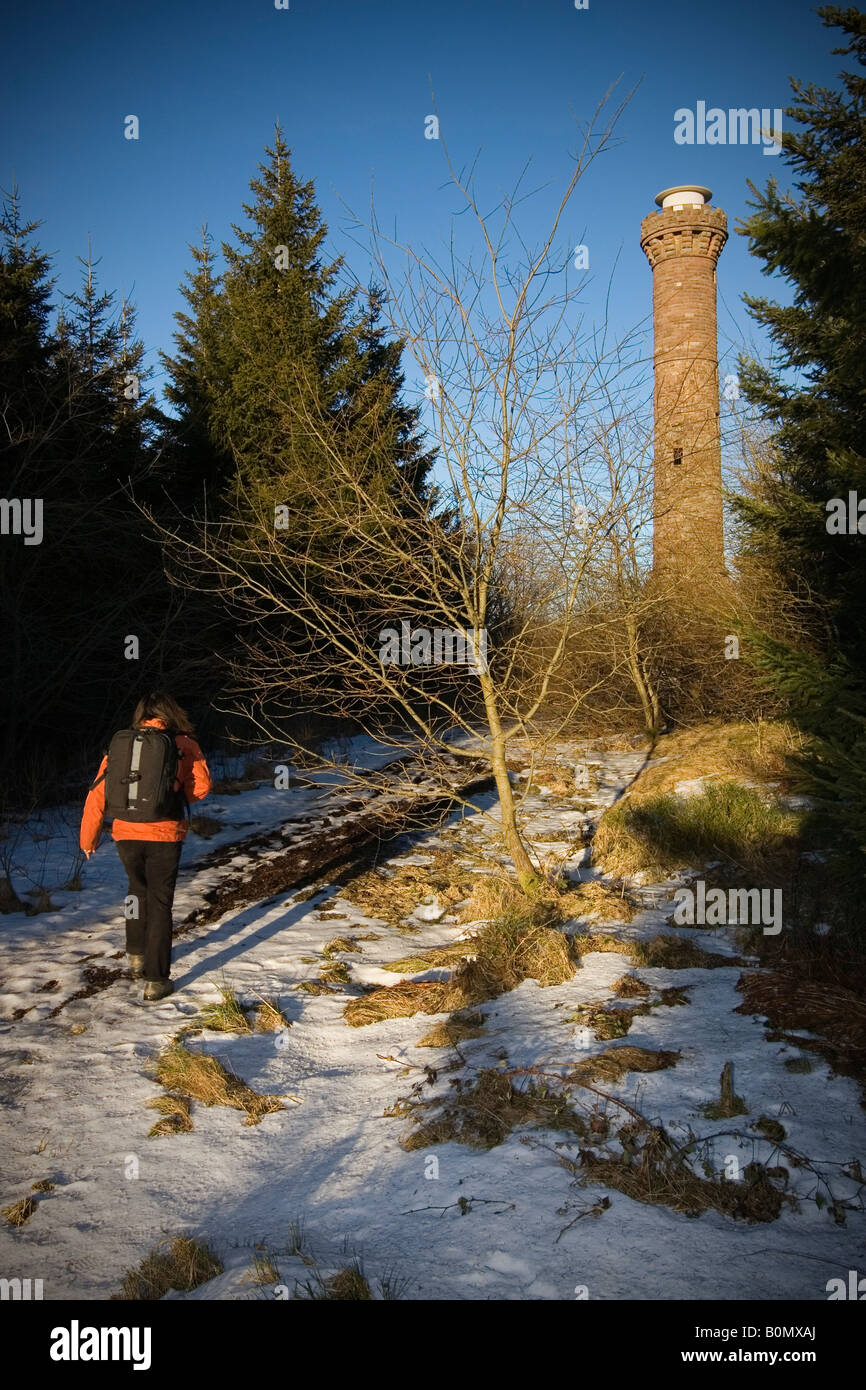 La donna gli escursionisti a piedi verso il Kaiser Wilhelm Tower Kaltenbronn Foresta Nera Germania Febbraio 2008 Foto Stock