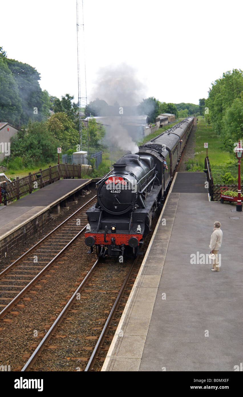 Il vapore Dalesman trainati Treno in avvicinamento a Settle station lungo il tragitto per Carlisle Foto Stock
