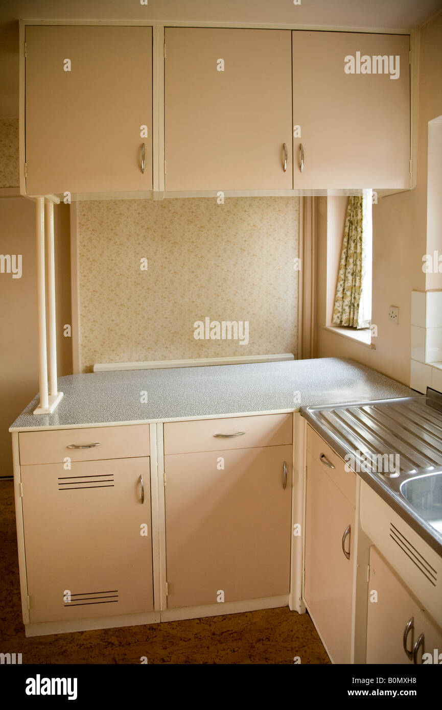 Un domestico degli anni cinquanta cucina attrezzata con formica piano di  lavoro e vecchio stile armadi. Costruito nel 1959 Foto stock - Alamy