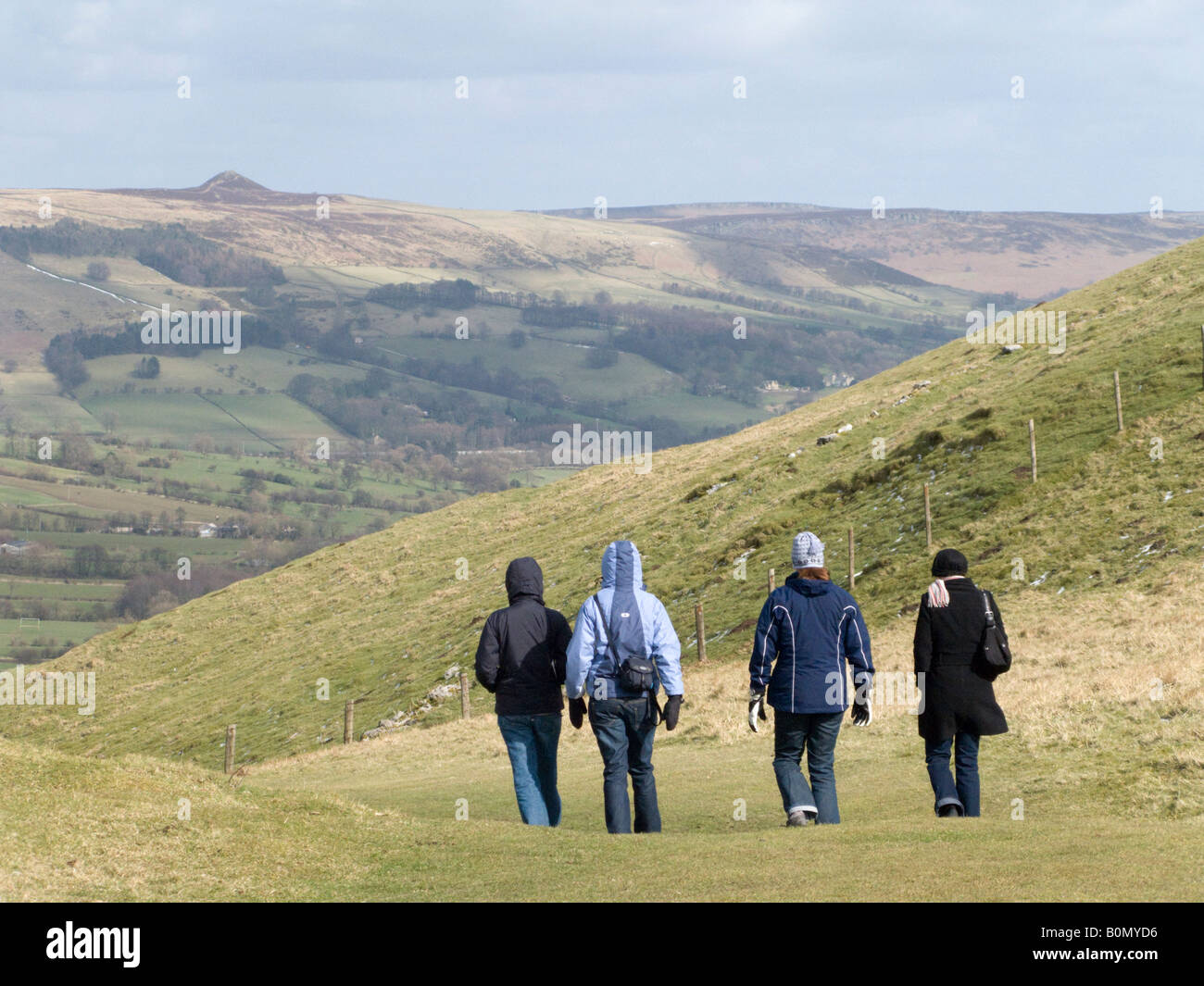 I giovani in cammino verso Treak Cliff Cavern, sulla collina sopra Treak Cliff, Castleton. Derbyshire, Inghilterra. Regno Unito Foto Stock