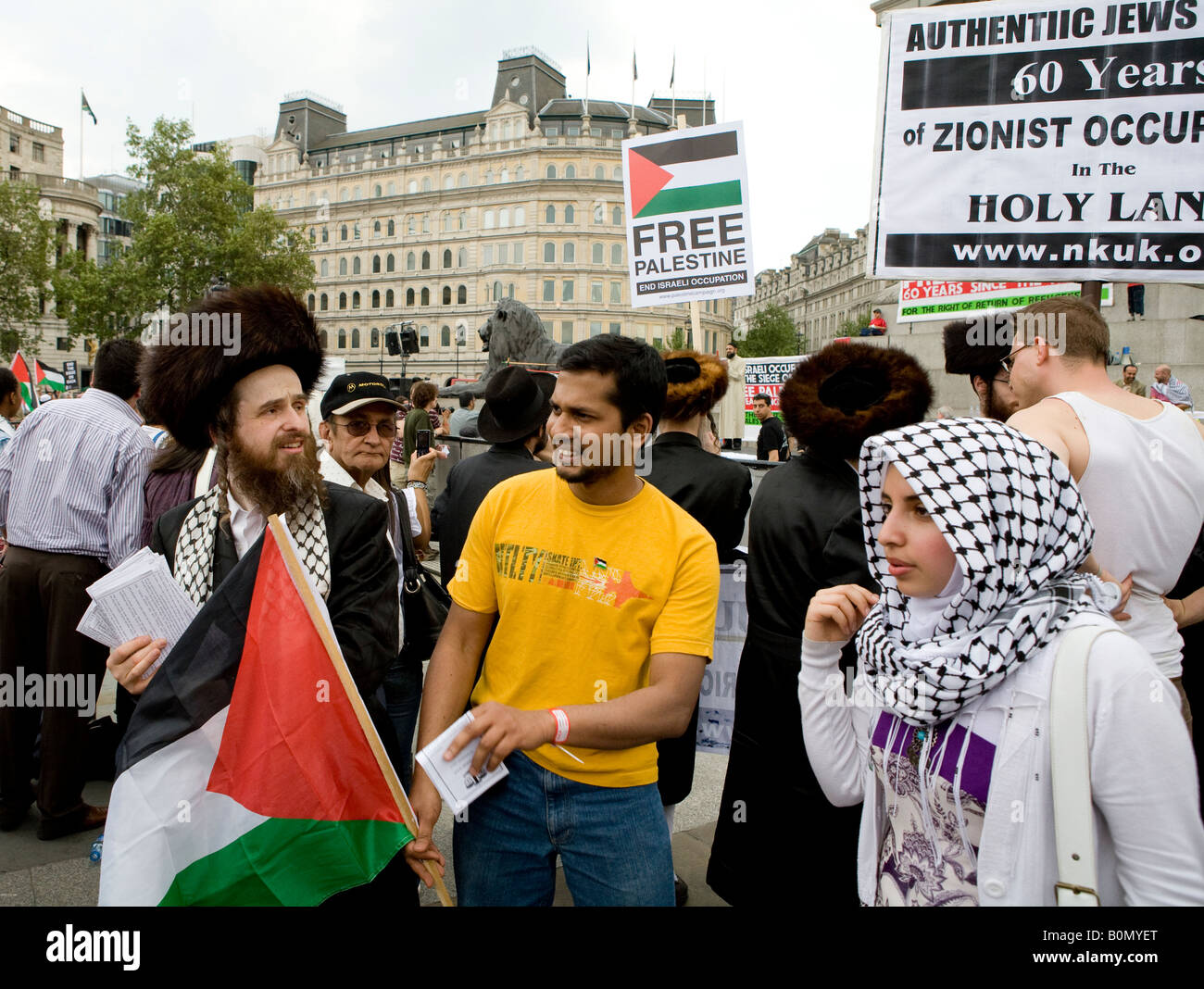 Gli ebrei ortodossi dimostrando in favore dei palestinesi alla Palestina libera Raleigh Trafalgar Square Londra Regno Unito Europa Foto Stock