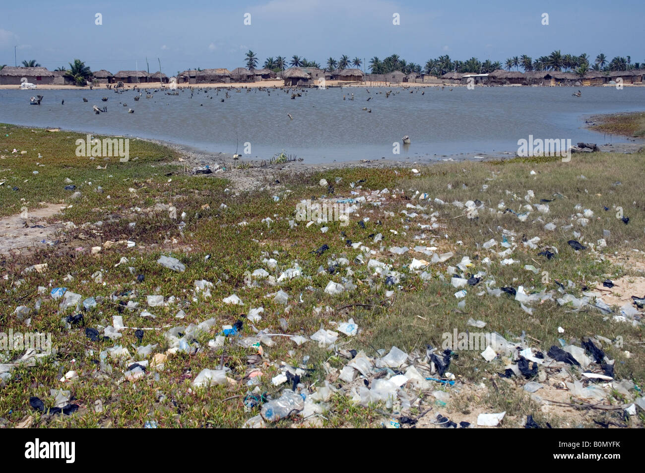Rifiuti oggetto di dumping in laguna, fisher villaggio a sud di Kuluedor, Ghana Foto Stock