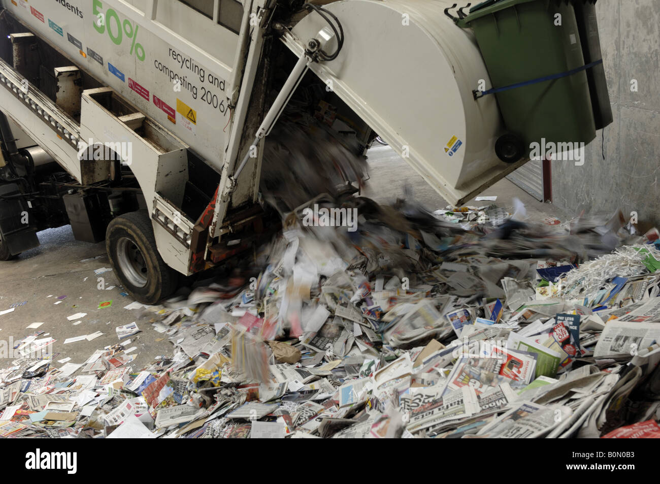 Riciclaggio della carta a Teignbridge il consiglio del distretto cantiere di riciclaggio in Newton Abbot Devon Foto Stock