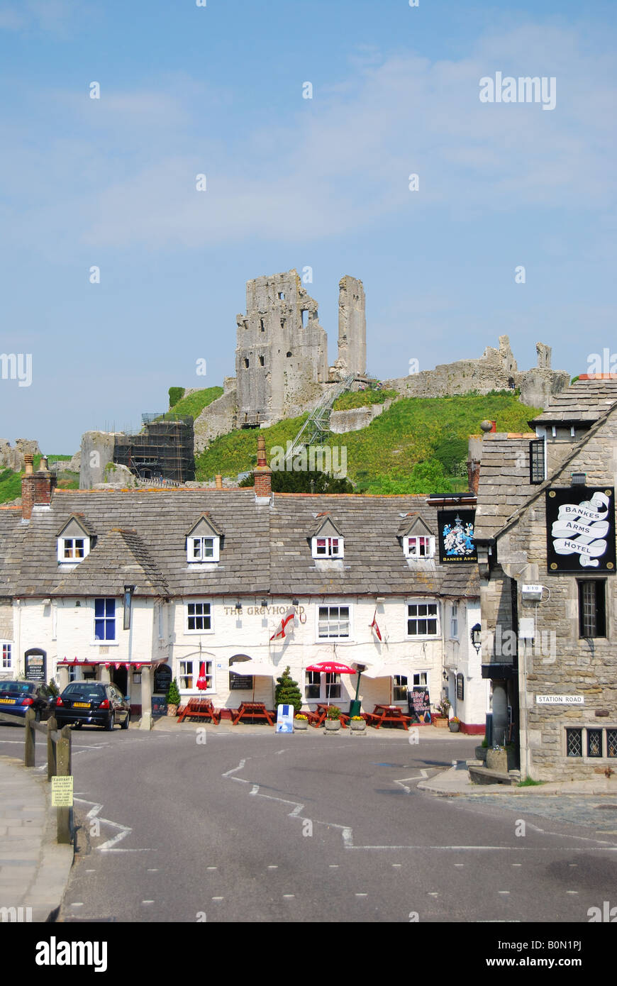 Vista del villaggio e del castello, Corfe Castle, Dorset, Inghilterra, Regno Unito Foto Stock