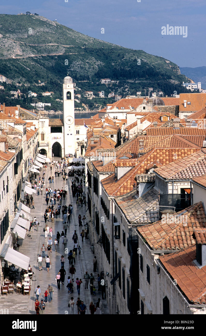 Placa, Dubrovnik il suggestivo lungomare pedonale, occupato con la gente del posto e turisti. Foto Stock