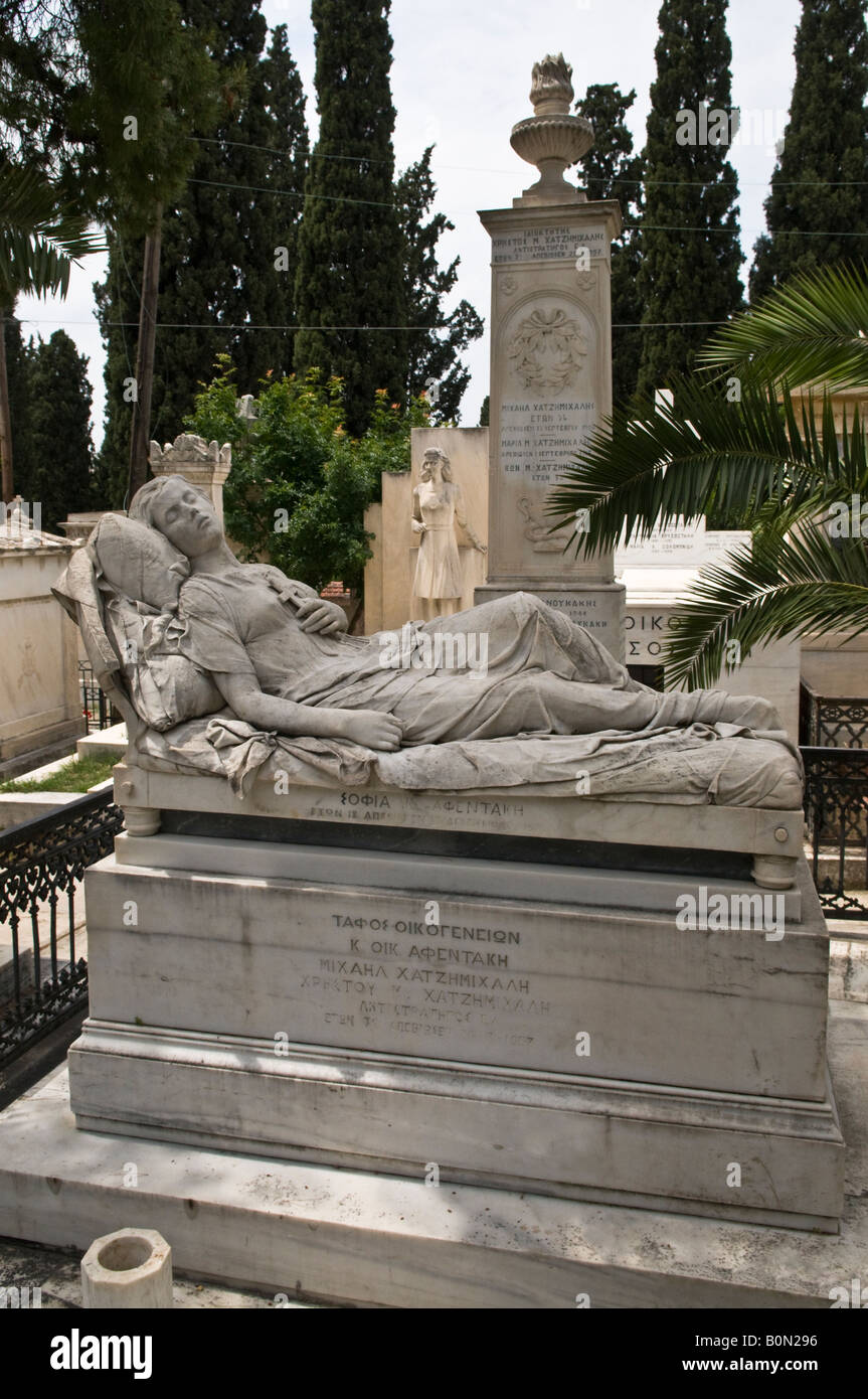 Il Kimimeni ragazza dorme un memoriale nel primo cimitero in Mets quartiere di Atene dal sculpter Ianoulis Halepas Foto Stock