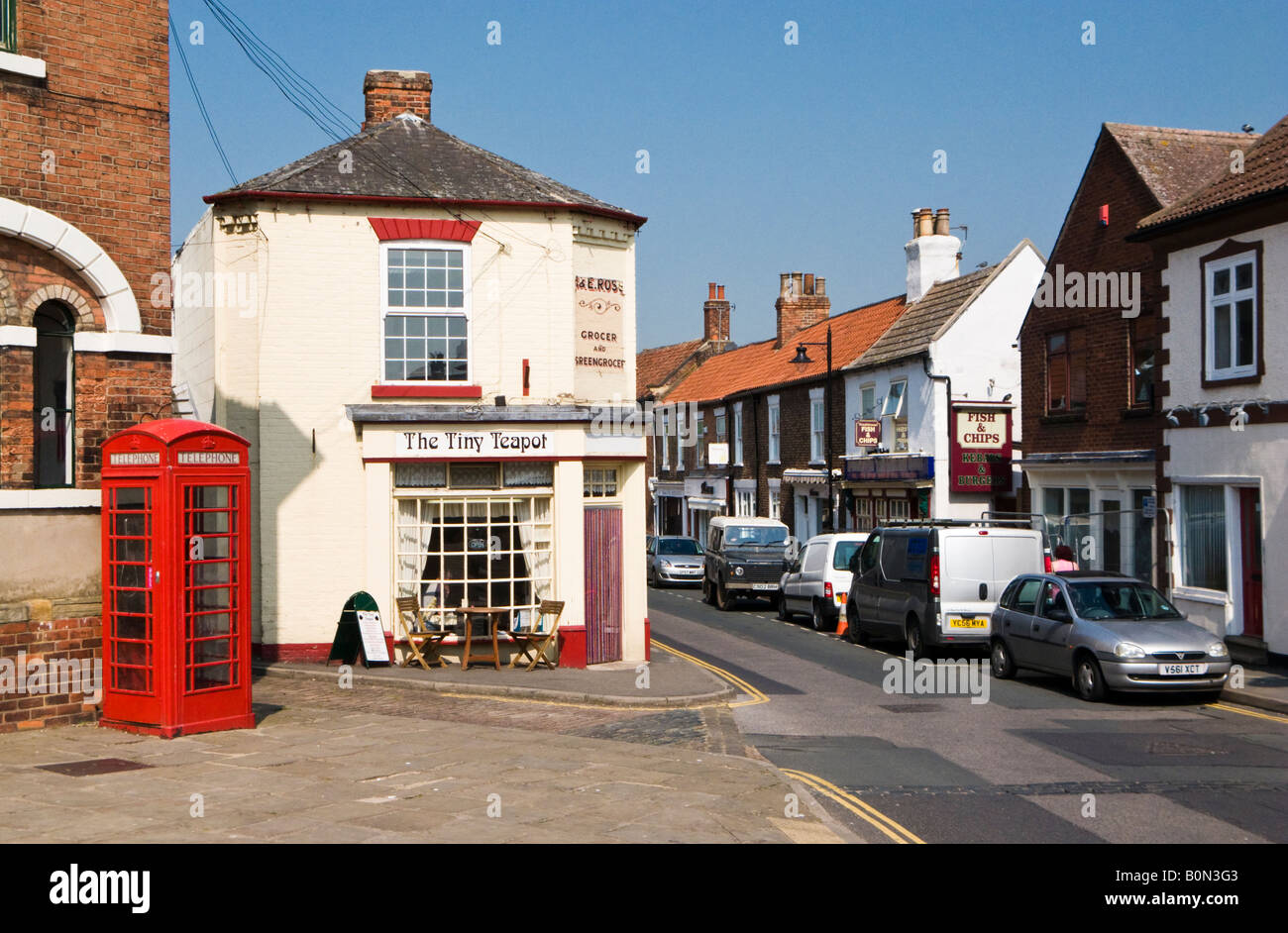 Dirigiti verso la strada principale britannica di Epworth, nel North Lincolnshire, Regno Unito, con la tradizionale sala da tè e la cabina telefonica Foto Stock