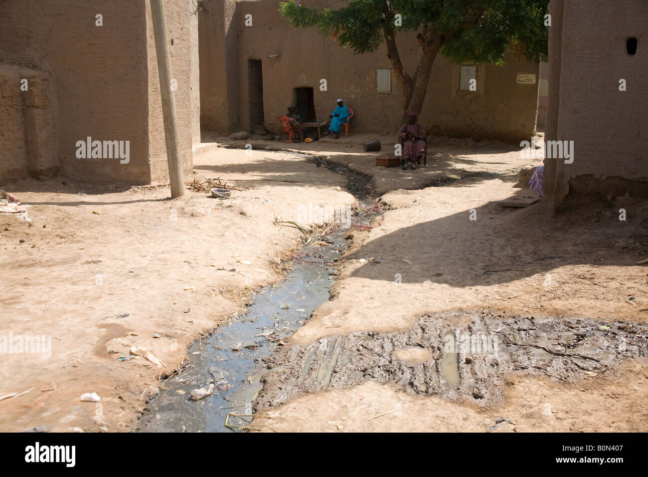Mali, una strada stretta e scarico in Segou, sul Niger riverside Foto Stock