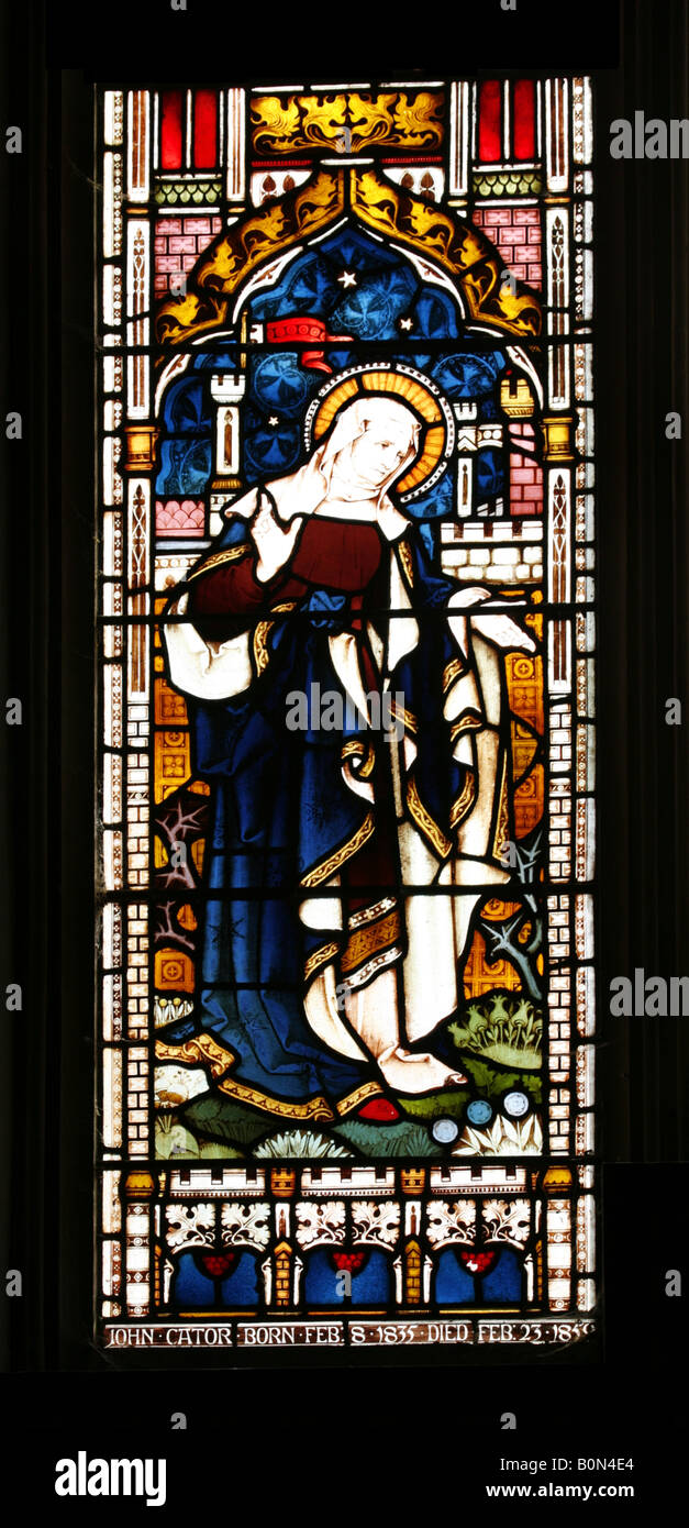 Vetrate di Clayton e Bell raffiguranti Maria sul Calvario Hill, Chiesa di San Fabian e San Sebastian Woodbastwick Norfolk Foto Stock