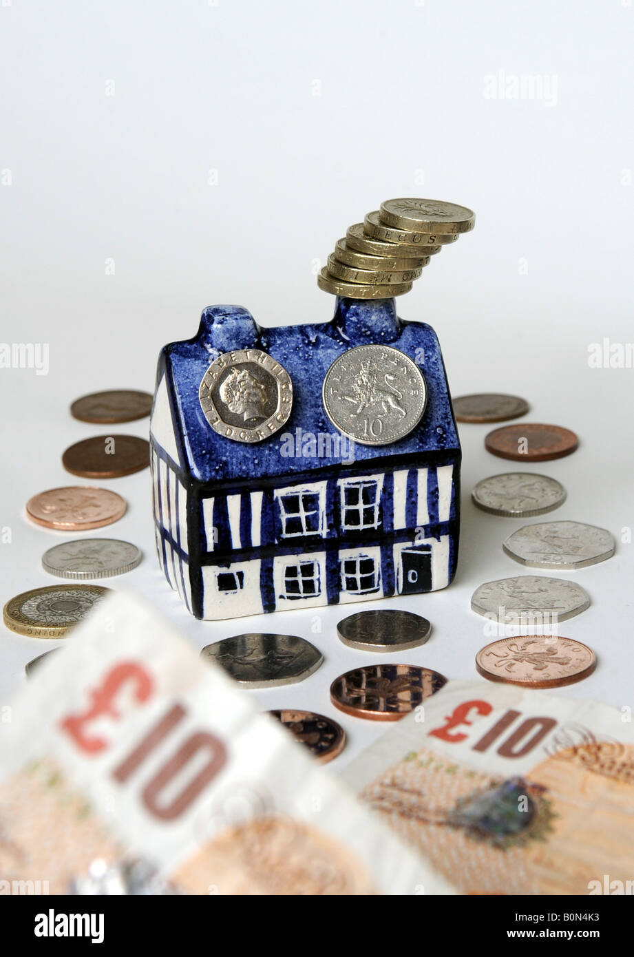 Un modello tradizionale cottage inglese con la valuta dell'Inghilterra,UK. Foto Stock