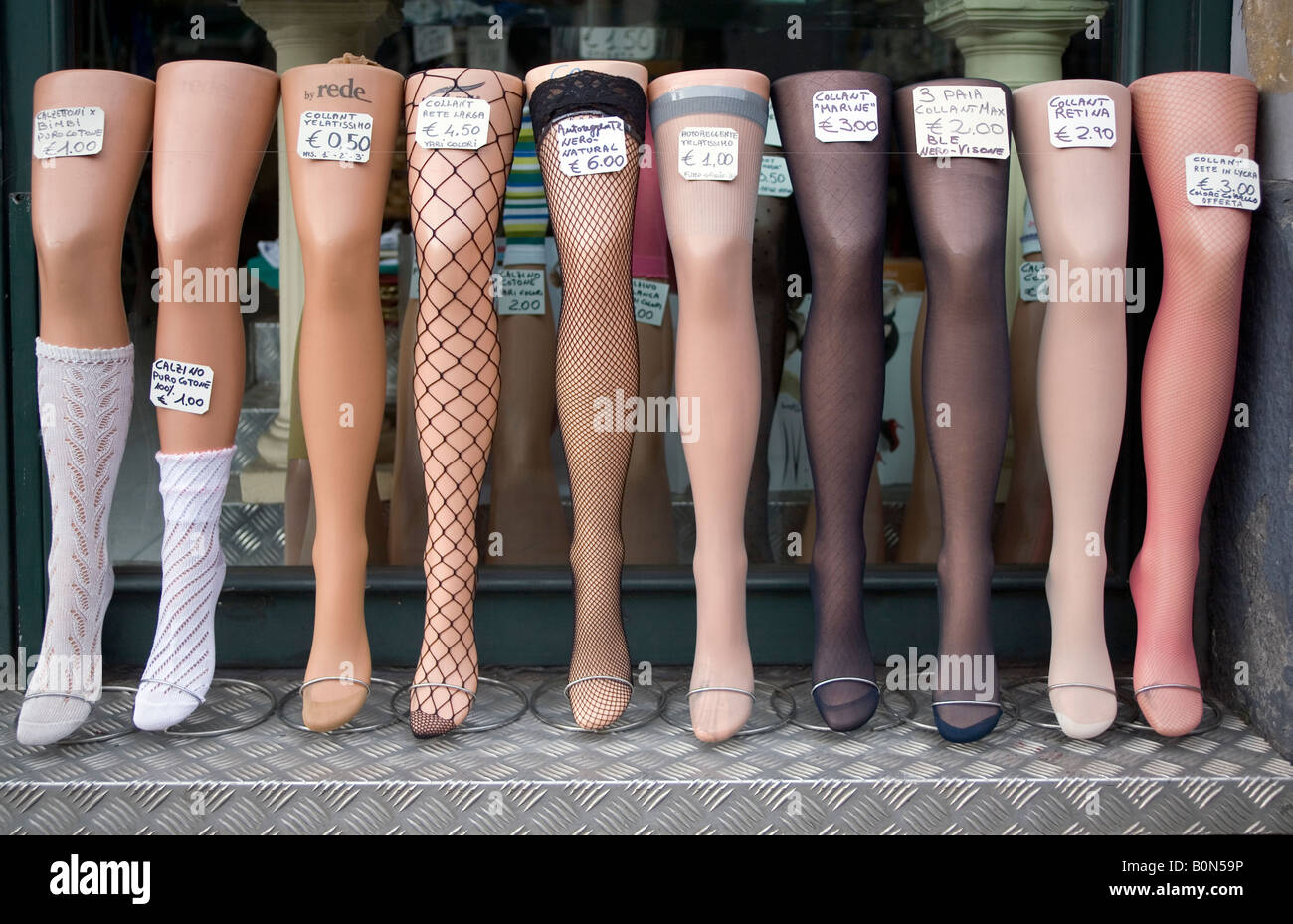 Le donne di calze e calzini per la vendita su fantoccio gambe, mercato di  Catania, Italia Foto stock - Alamy