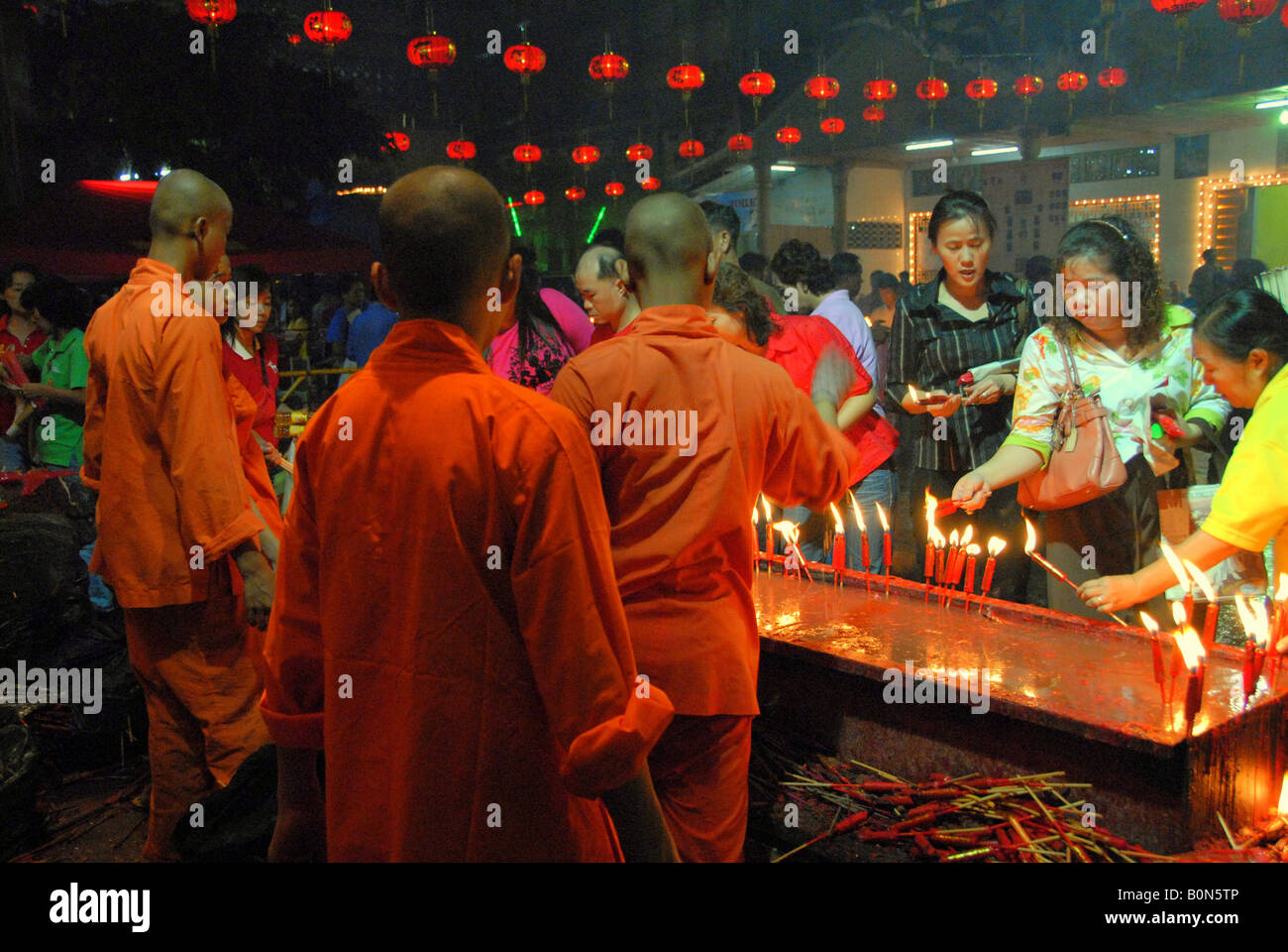 I monaci presso il tempio Cinese Chinatown, Bangkok, Wat Mangkon Kamalawat Foto Stock