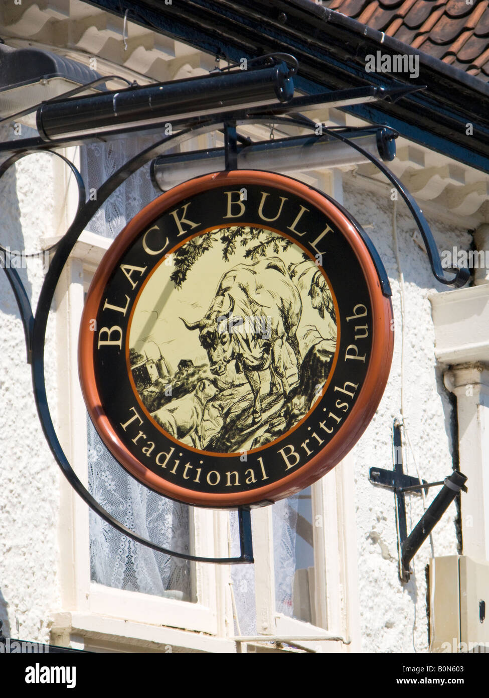 Cartello da pub, tradizionale vecchio cartello appeso al Black Bull, Inghilterra, Regno Unito Foto Stock