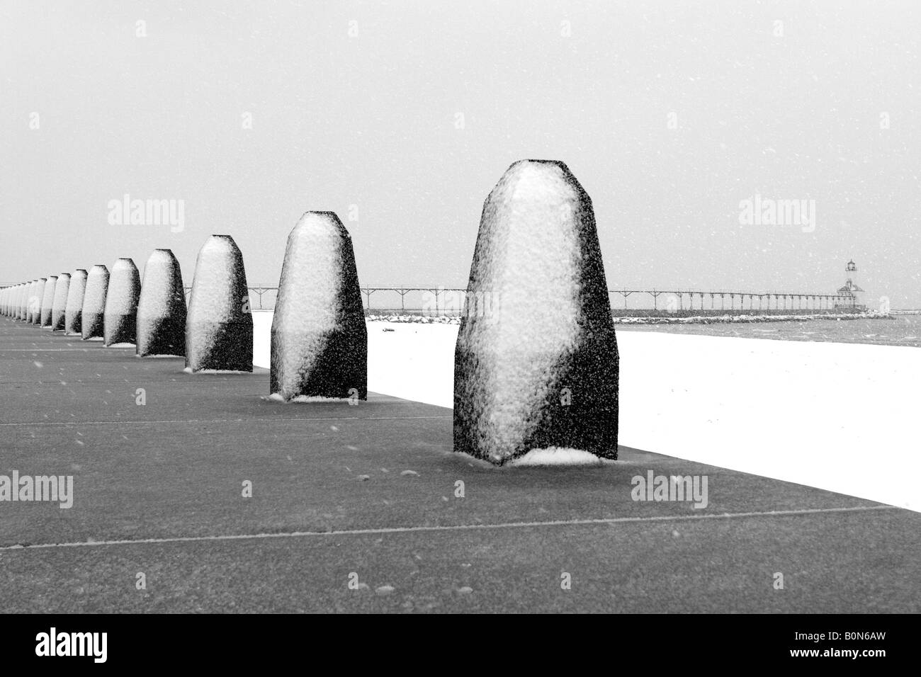 Nevicata sul marciapiede, pier e tralicci presso il Lago Michigan Foto Stock