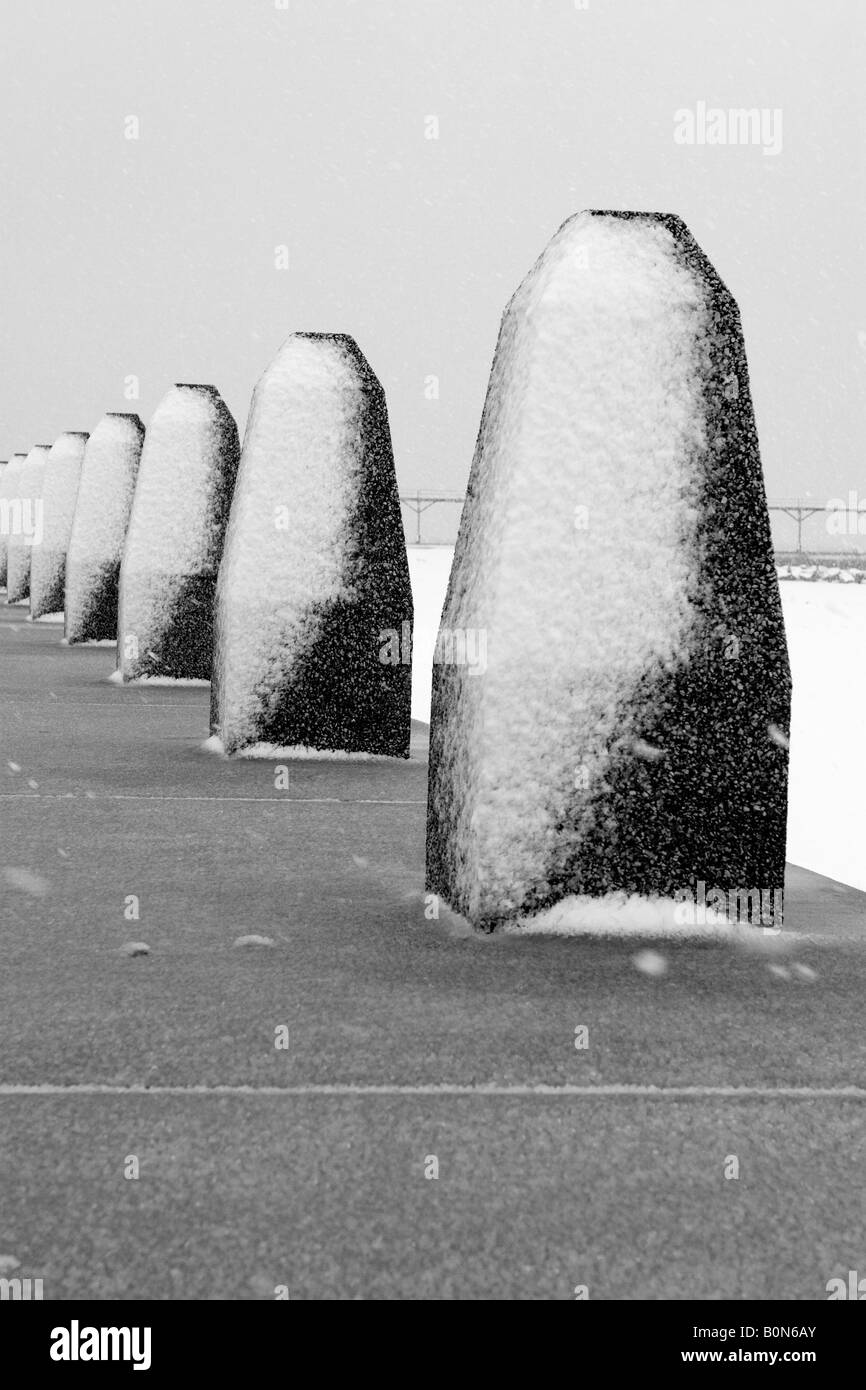 Nevicata sul marciapiede, pier e tralicci presso il Lago Michigan Foto Stock